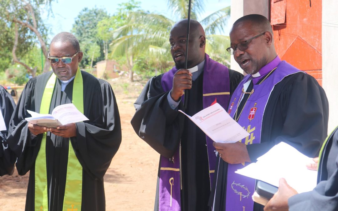 Bispo João Filimone Sambo dedica furo de água em Ndolene, Gaza