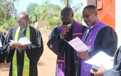 Bispo João Filimone Sambo dedica furo de água em Ndolene, Gaza