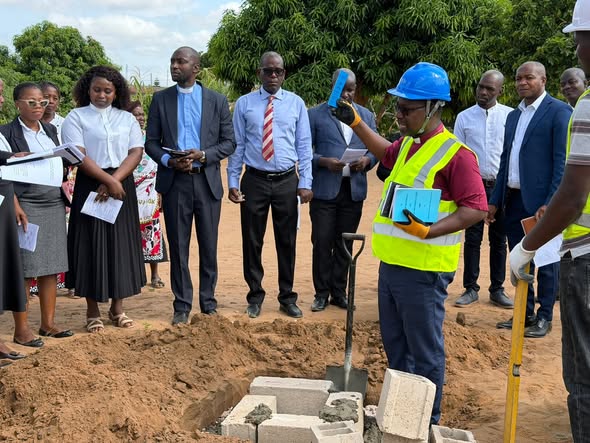 Bispo João F. Sambo Lança a Primeira Pedra para construção do Edifício Multiuso na Escola Comunitária Metodista Unida -Tsalala