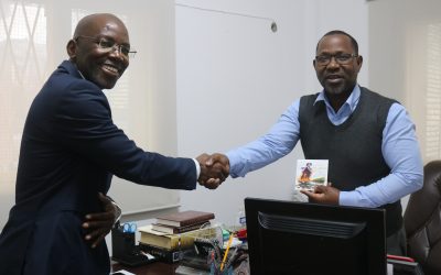 Maela Mapoissa oferece álbum “Olá Ambiente” ao Bispo João Sambo e alerta para os desafios do El Niño em Moçambique